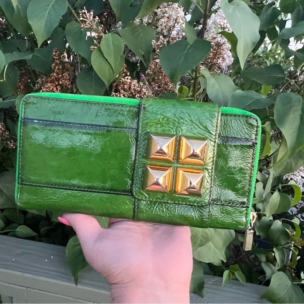 SHIH Vintage Green Patent Leather Wallet with Gold Studs